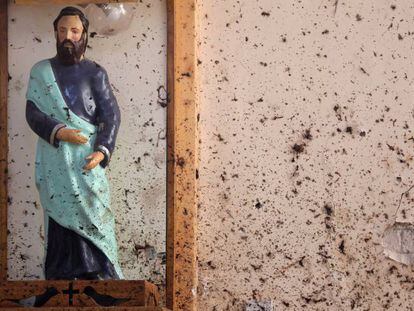 Detalle de los daños en la iglesia católica de San Sebastián de Negambo (Sri Lanka), un día después del atentado. 