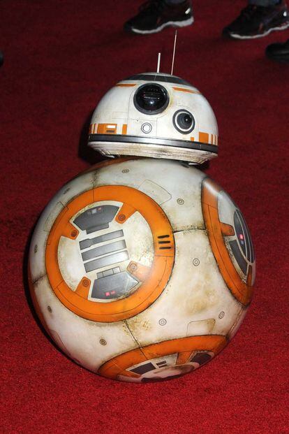 BB-8, el nuevo droide de la saga, a su paso por la alfombra roja