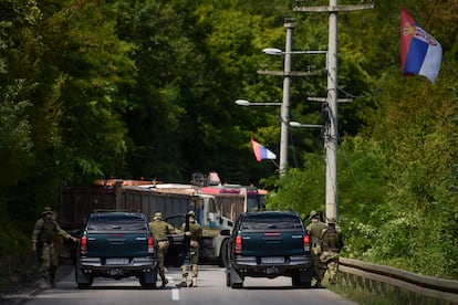 Soldados de la OTAN junto a varios camiones cruzados en la carretera por serbios en la localidad de Zubin Potok, el día 1.