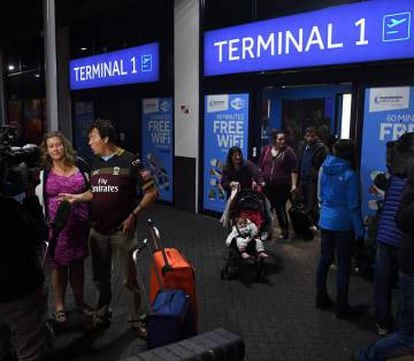 Turistas evacuados de Gambia este miércoles llegan al aeropuerto de Manchester, en Reino Unido.