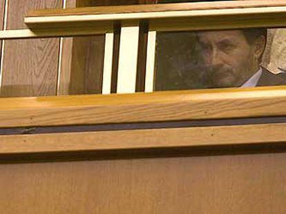 El presidente del PNV, Josu Jon Imaz, sigue la intervención de Ibarretxe en la Cámara vasca desde la tribuna de invitados.