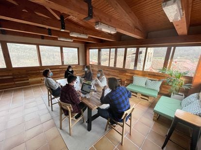 Emprendedores que comparten oficina en El Refugio, en Puebla de la Sierra (Madrid).