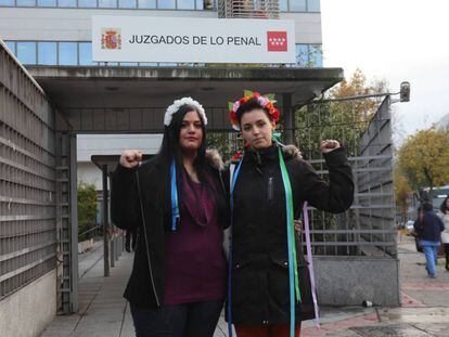 Ana Urbina (izquierda) y Carlota Cánovas, activistas de Femem, en noviembre a la entrada del juicio contra ellas por encadenarse a un crucifijo de La Almudena.