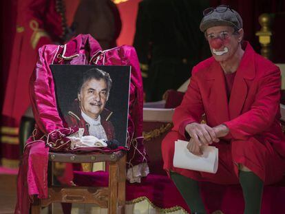 El payaso Francis Raluy junto a la foto de su hermano fallecido Carlos Raluy, ayer bajo la carpa.