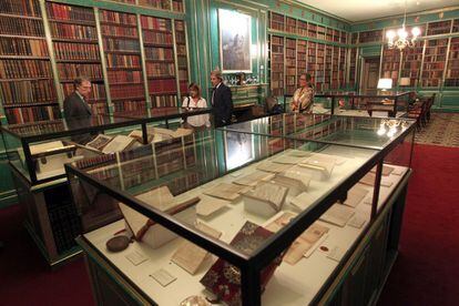 Con esta misma mentalidad, a pesar de las reticencias de los expertos, el duque de Alba insistió al plantear la organización de la visita en abrir por primera vez al público una de las joyas de la corona: la biblioteca de Liria. 