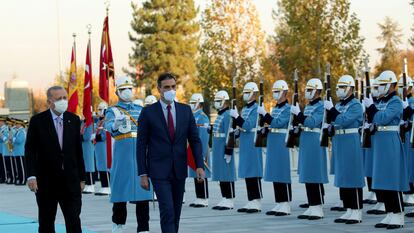 El presidente turco, Recep Tayyip Erdogan, a la izquierda, y el jefe del Gobierno español, Pedro Sánchez, pasan revista a la guardia de honores en la capital de Turquía, Ankara.