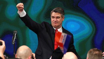 Zoran Milanovic celebra su victoria en las elecciones presidenciales de Croacia, este domingo en Zagreb.