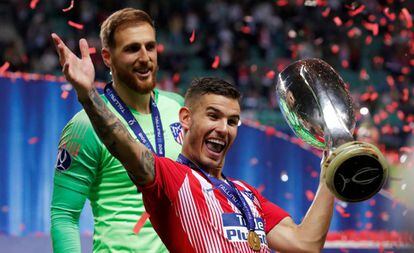 Lucas Hernández celebra en presencia de Oblak la Supercopa de Europa ganada al Real Madrid el pasado mes de agosto.