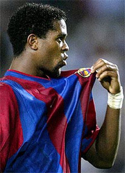 Kluivert besa el escudo de su camiseta después de marcar gol.