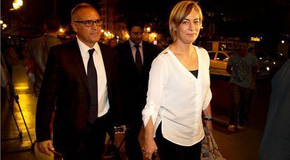 Sonia Castedo, junto a su abogado, a la salida de la sede del Tribunal Superior de Justicia, en Valencia. 