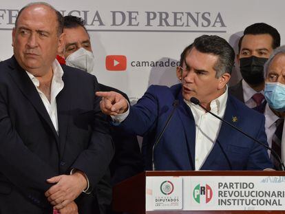 Rubén Moreira, diputado y coordinador del PRI, junto al presidente del partido, Alejandro Moreno.
