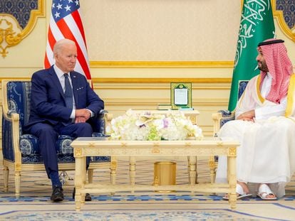 Joe Biden y Mohamed Bin Salmán, el 15 de julio en Yedda (Arabia Saudí) durante la gira del presidente de EE UU por la región, en una imagen oficial saudí.