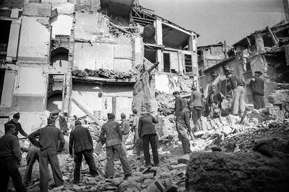 Tasques de desenrunament després del bombardeig a Lleida el 1937.