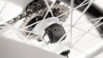 Se instalan fácilmente en una de las bielas de la bicicleta e incluyen accesorios para fijarlos con seguridad.
