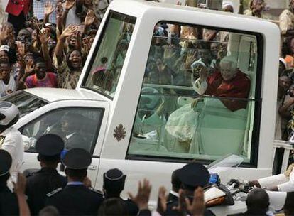 El papa Benedicto XVI viajó a Camerún (en la foto) y dijo que el preservativo no sirve para contener el sida, sino que lo extiende.