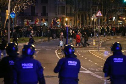 Despliegue policial durante la manifestación por la desobediencia en Barcelona.