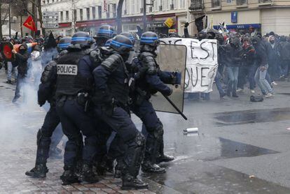 Manifestantes se enfrentan el jueves a la polic&iacute;a antidisturbios durante una protesta en Par&iacute;s.