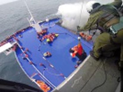 Rescatadas más de 330 de las 478 personas a bordo del buque que se incendió el domingo en la costa griega