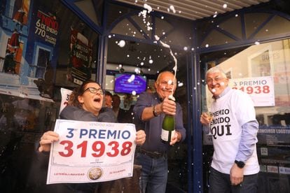 Celebración en la administración de La Mahoma, en Biar (Alicante), donde se ha vendido íntegro el tercer premio, el 31938, este viernes.