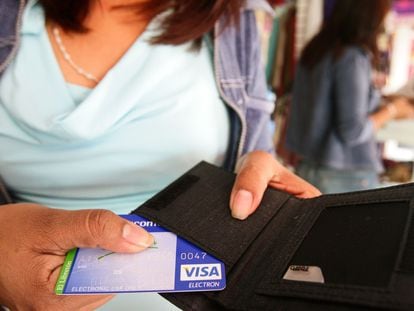 En una fotografía de archivo, una mujer paga con su tarjeta de crédito.