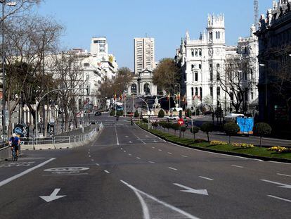 La plaza de Cibeles y la Puerta de Alcalá de Madrid, sin tráfico este sábado. 