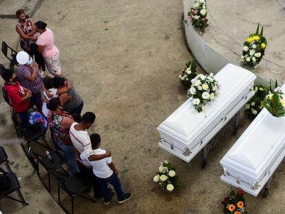 Familiares y amigos de Jonathan y Eduardo asisten a su funeral en Amatlán de los Reyes, Veracruz.