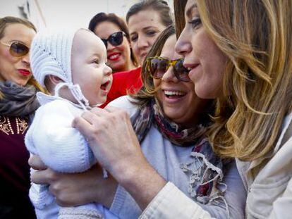 Susana D&iacute;az hace caranto&ntilde;as a un beb&eacute; en La Algaba (Sevilla).