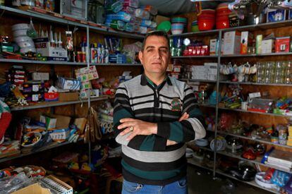 Nashwan Yousef, desplazado de Qaraqosh, en su tienda en el campamento de Ashti 2, en Erbil. 'Era propietario de una tienda de alimentos en Qaraqosh' dice. En el campamento construyó su propia tienda y gana entre 17 a 21 dólares diarios.