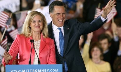 Mitt Romney y su esposa, Ann, anoche en Massachusetts.