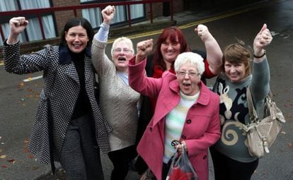 Trabajadoras y antiguas empleadas del Ayuntamiento de Birmingham celebran la sentencia.