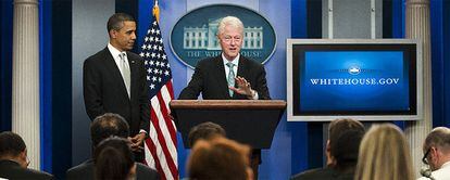 Barack Obama y Bill Clinton, durante la rueda de prensa en la Casa Blanca.