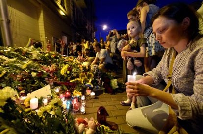 Ciudadanos ucranios encienden velas y depositan flores frente a la embajada de Holanda en Kiev (Ucrania) en memoria de los fallecidos en el avi&oacute;n que se ha estrellado en la zona de Donetsk.