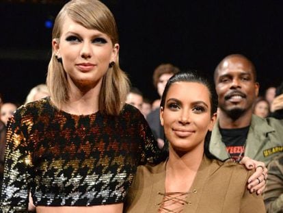 Taylor Swift y Kim Kardashian en los MTV Video Music Awards en 2015.