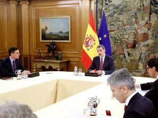 Reunión del rey Felipe VI con el presidente del Gobierno Pedro Sánchez en el Palacio de la Zarzuela, y los miembros del Comité de Gestión Técnica del Coronavirus. En vídeo, el mensaje completo de Felipe VI.
