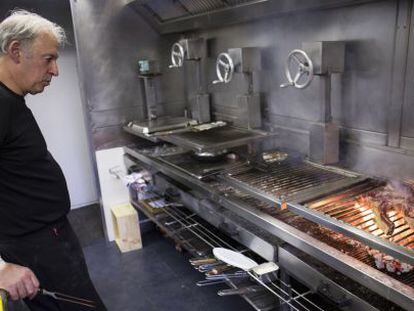 Bittor Arginzoniz, cocinero del restaurante Etxebarri en Atxondo (Bizkaia), especializado en comida preparada a la parrilla.