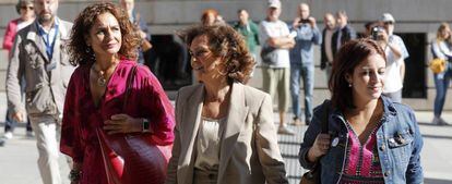 Las negociadoras del PSOE, María Jesús Montero, Carmen Calvo y Adriana Lastra.