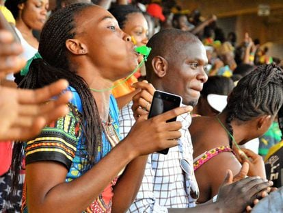 Unos aficionados jalean a la selección durante el partido contra Ghana en el estadio Ahamdou Ahidjo de Yaoundé.