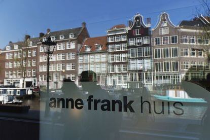 El canal se refleja en el museo de Ana Frank, en Ámsterdam.