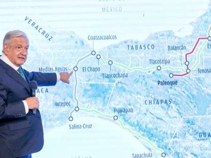 López Obrador presenta la ruta del Tren Interoceánico durante una conferencia de prensa en Palacio Nacional.