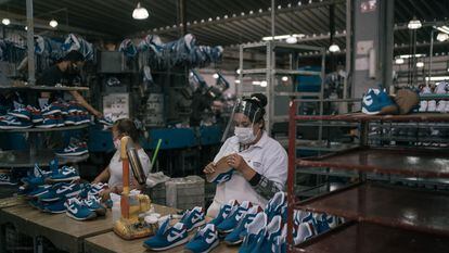 Una mujer labora en una fabrica de zapatos en el Estado de México.