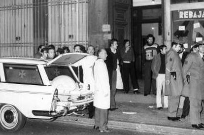 Una ambulancia y la policía armada, a las puertas de Atocha 55, el 24 de enero de 1977.