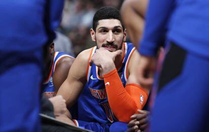 Kanter, en el banquillo de los Knicks durante un partido. 
