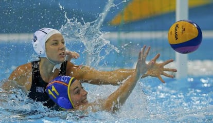 Maica García, con el gorro azul, lucha por el balón
