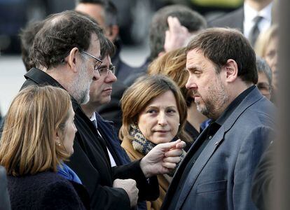 Mariano Rajoy conversa con Oriol Junqueras junto a Carles Puigdemont durante el homenaje a las v&iacute;ctimas de Germanwings. 