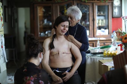 Sandra Monroy recibe ayuda de su madre, Teresa Mandrujano, y de su amiga Gina Ramírez, tres meses después de que se le practicara una mastectomía bilateral. Es la imagen galardonada en los premios Ortega y Gasset de 2022.
