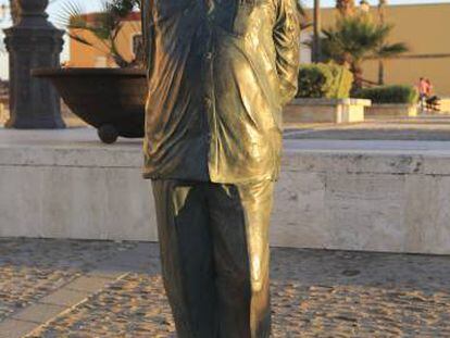 Estatua de Fernando Quinones en La Caleta, Cádiz.