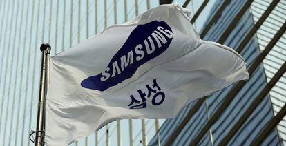 Vista de una bandera con el logo de Samsung Electronics