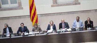 Reunión ayer en el Parlament de los partidos y entidades firmantes del Pacto por el Derecho a Decidir.