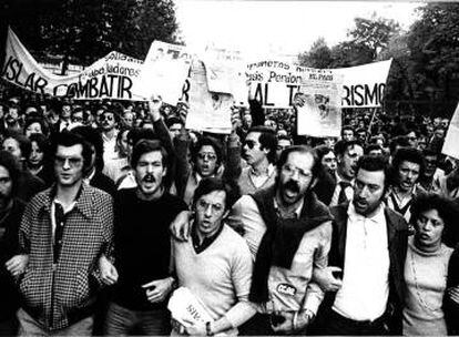 Trabajadores de EL PAÍS se manifiestan tras el envío de la carta-bomba contra el periódico que causó la muerte del conserje Andrés Fraguas en 1978