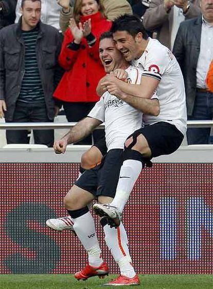 Mata y Villa celebran el primer tanto del Valencia al Getafe.
